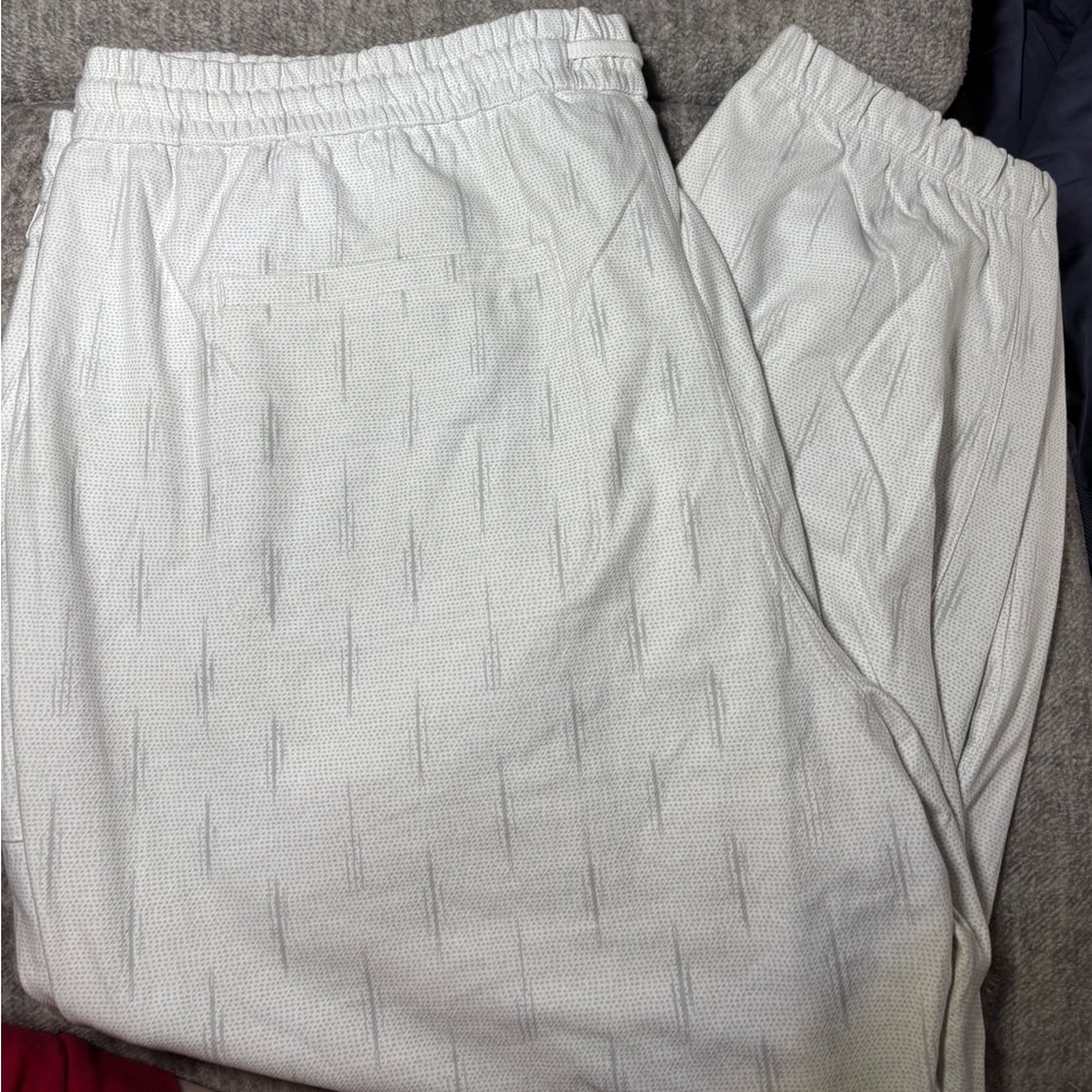 ATHLETA Farallon Printed Jogger, Spliced Magic Veil White/Grey, Size 24 or 26